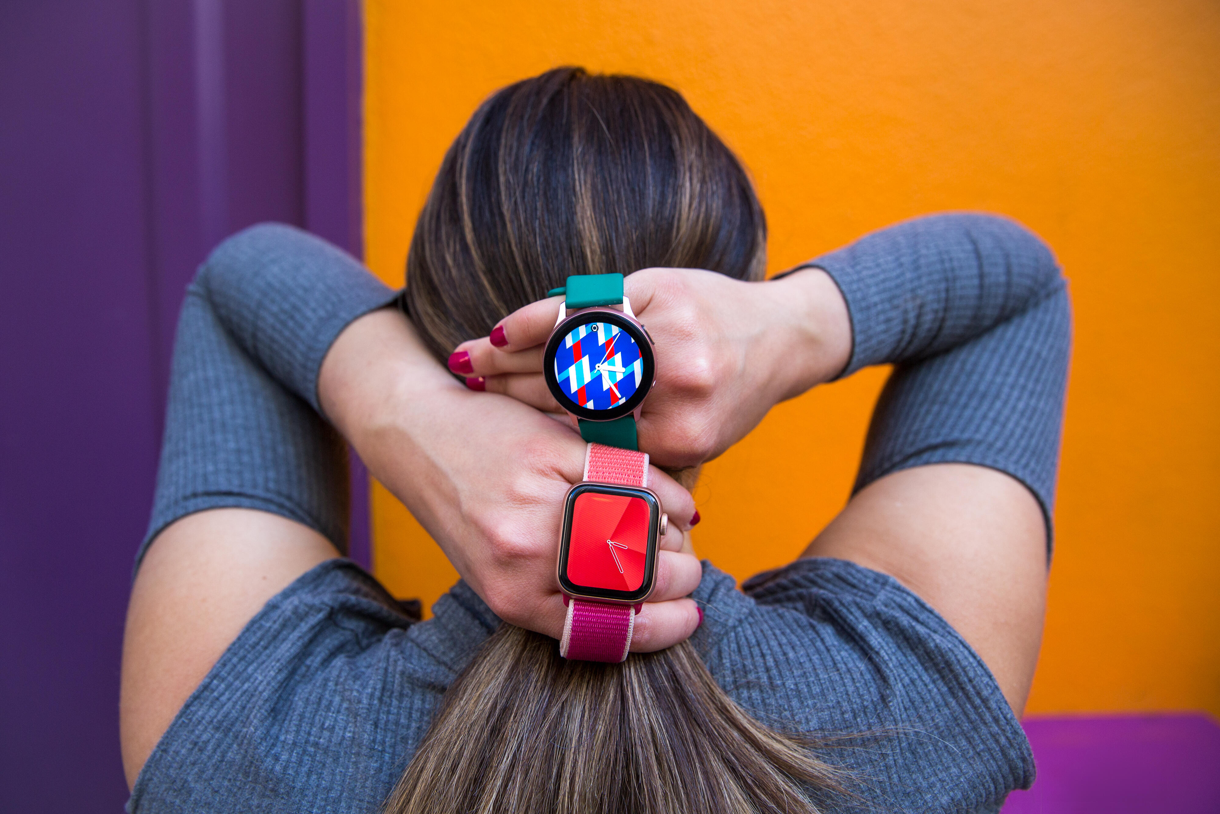 Фото через час. Смарт-часы Samsung Galaxy watch5. Часы эпл вотч 8. Самсунг Эппл вотч 2. Apple watch, Samsung Galaxy watch.